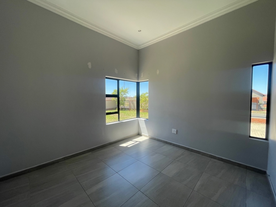 5 Bedroom Property for Sale in Wild Olive Estate Free State